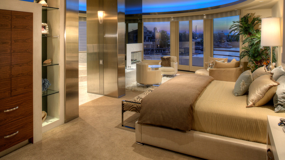 Imagen de dormitorio principal exótico grande sin chimenea con paredes beige y moqueta