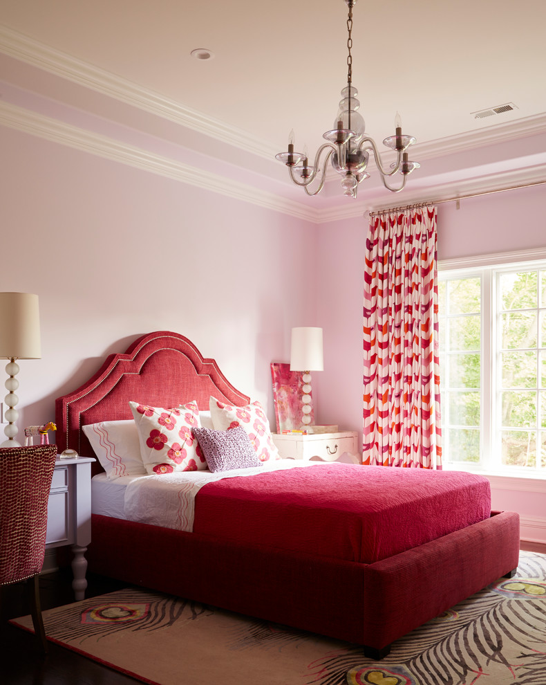 Modelo de dormitorio clásico renovado con paredes rosas