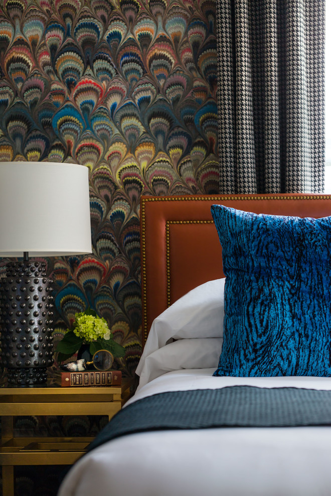 Идея дизайна: гостевая спальня среднего размера, (комната для гостей) в стиле неоклассика (современная классика) с разноцветными стенами без камина
