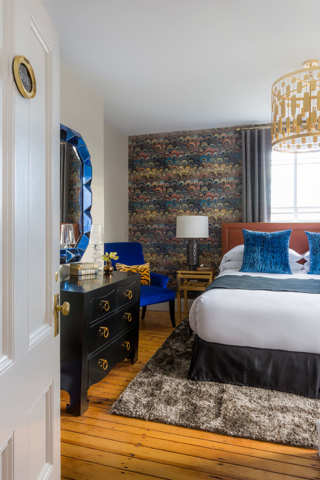 Ejemplo de habitación de invitados ecléctica de tamaño medio sin chimenea con paredes multicolor y suelo de madera clara