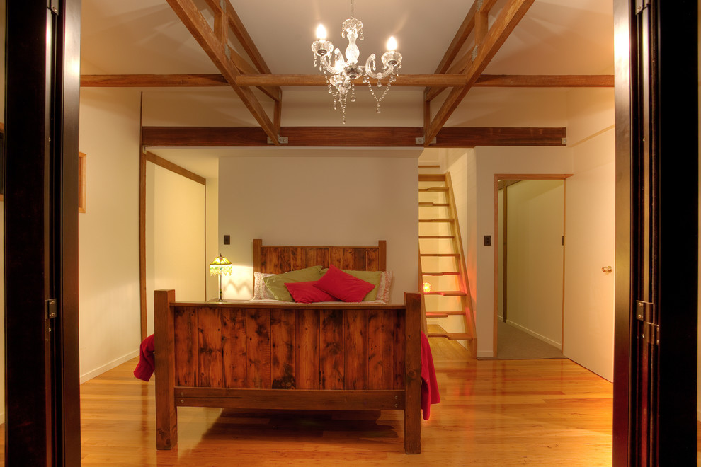 Example of a mountain style bedroom design in Brisbane