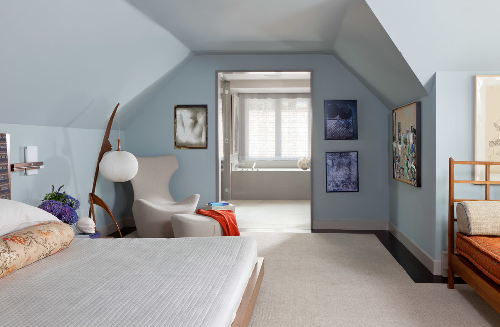 Modelo de dormitorio principal actual con paredes azules y moqueta