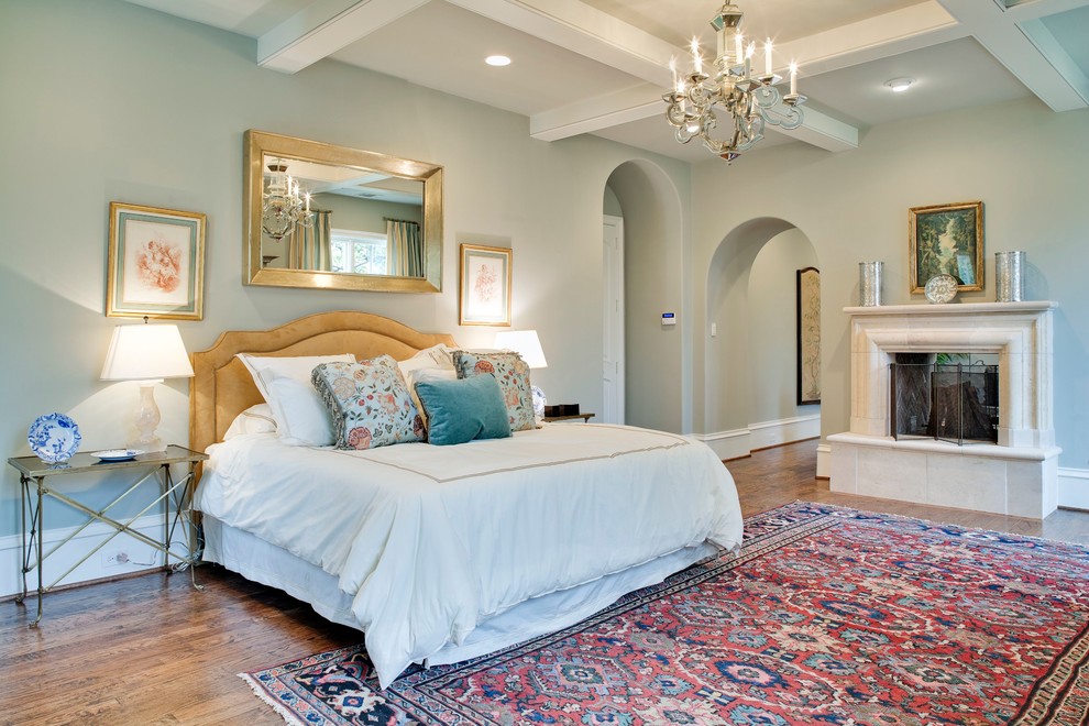 Klassisches Schlafzimmer mit Kaminumrandung aus Stein, grüner Wandfarbe und Tunnelkamin in Dallas