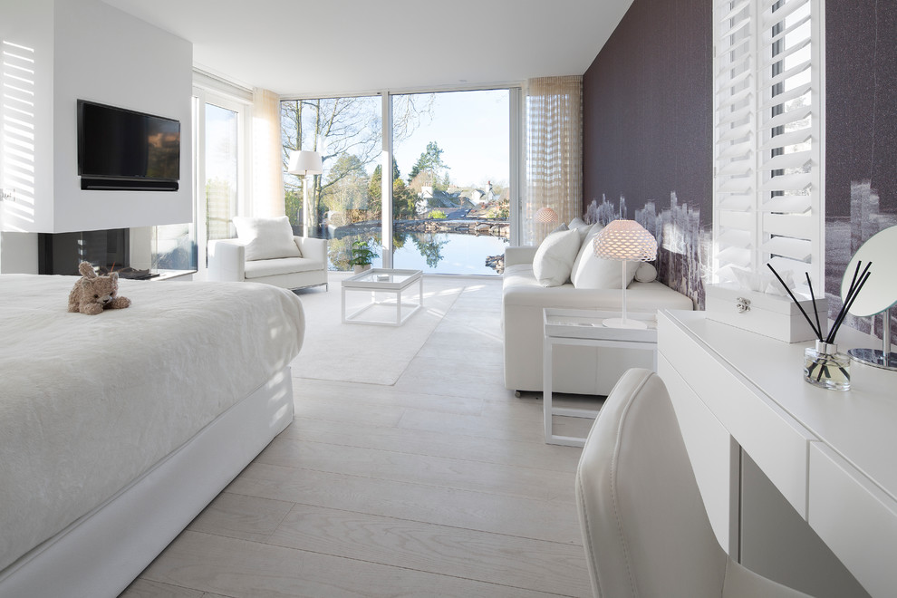 Идея дизайна: гостевая спальня среднего размера, (комната для гостей) в современном стиле с серыми стенами, светлым паркетным полом, фасадом камина из штукатурки и белым полом