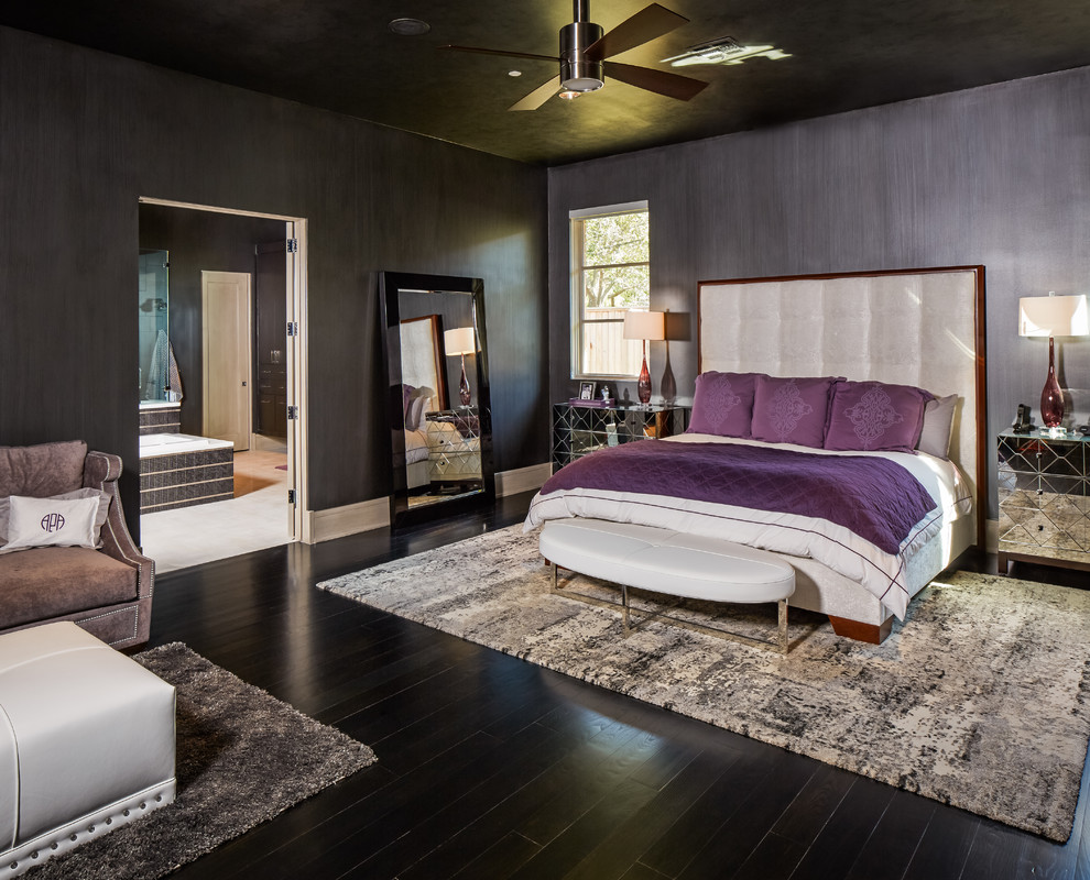 Modernes Schlafzimmer mit schwarzer Wandfarbe und dunklem Holzboden in Houston