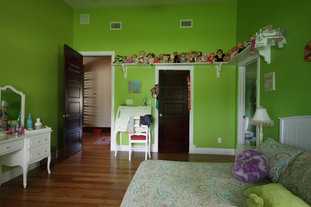 Diseño de habitación de invitados contemporánea grande sin chimenea con paredes verdes y suelo de bambú