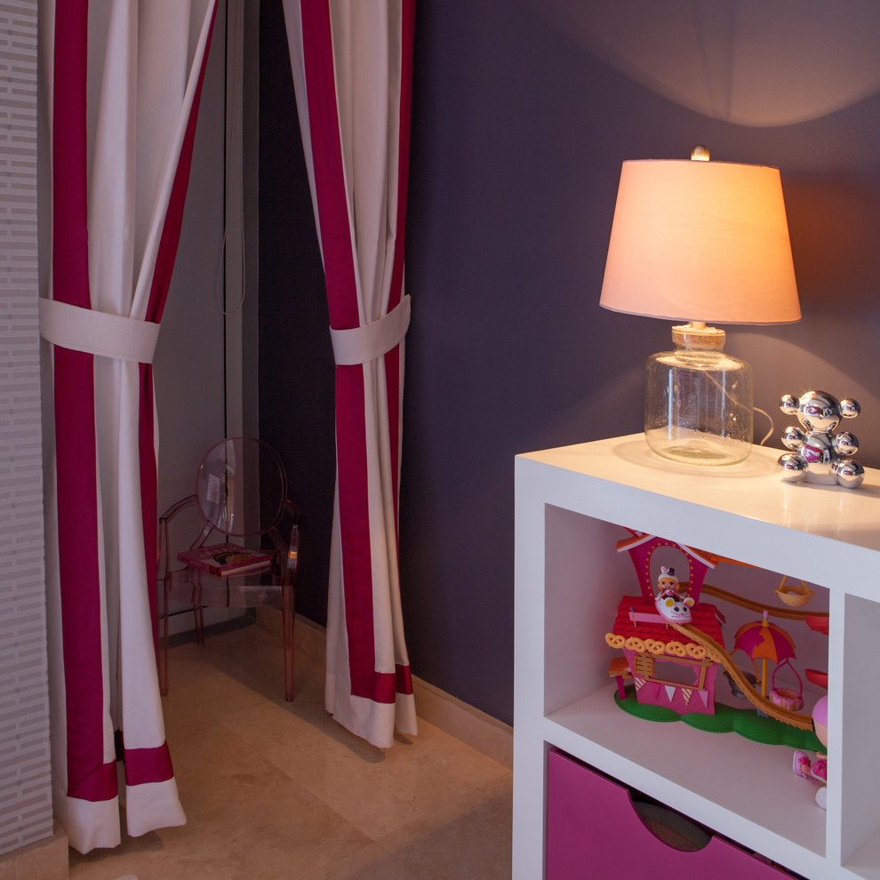 Стильный дизайн: спальня среднего размера в современном стиле с серыми стенами и мраморным полом - последний тренд