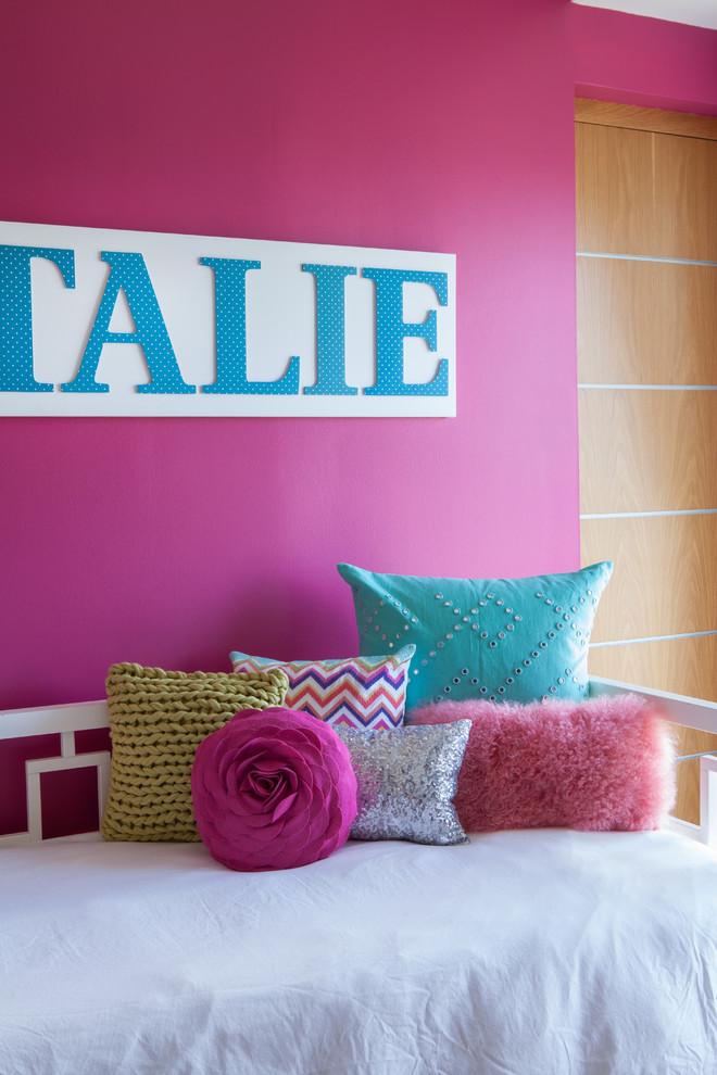 Ejemplo de dormitorio contemporáneo de tamaño medio con paredes rosas