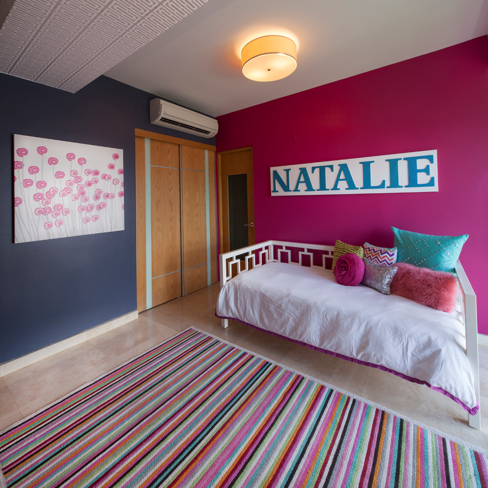 Idées déco pour une chambre contemporaine de taille moyenne avec un mur rose et un sol en marbre.