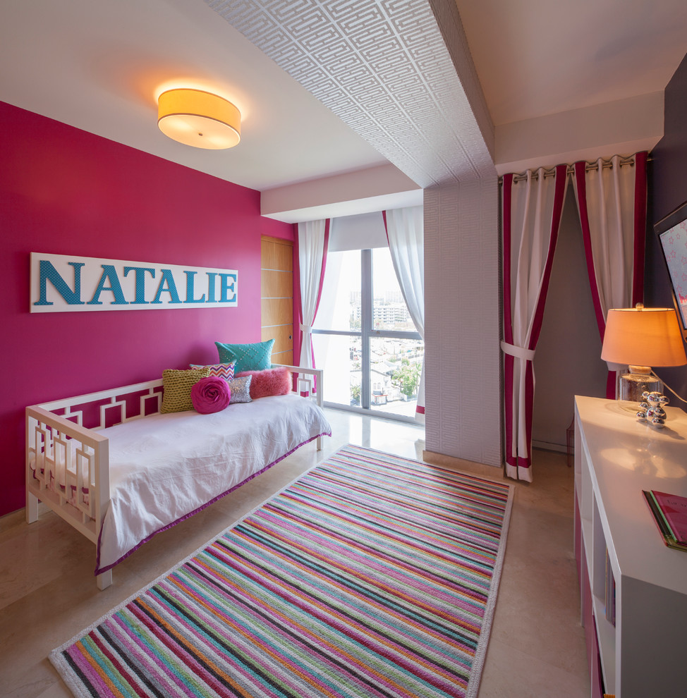 Пример оригинального дизайна: спальня среднего размера в современном стиле с розовыми стенами и мраморным полом