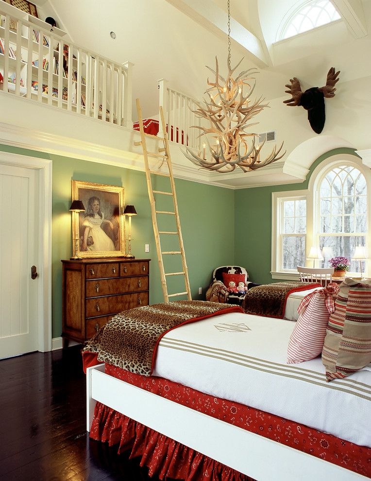 Idéer för ett klassiskt sovrum, med gröna väggar och mörkt trägolv