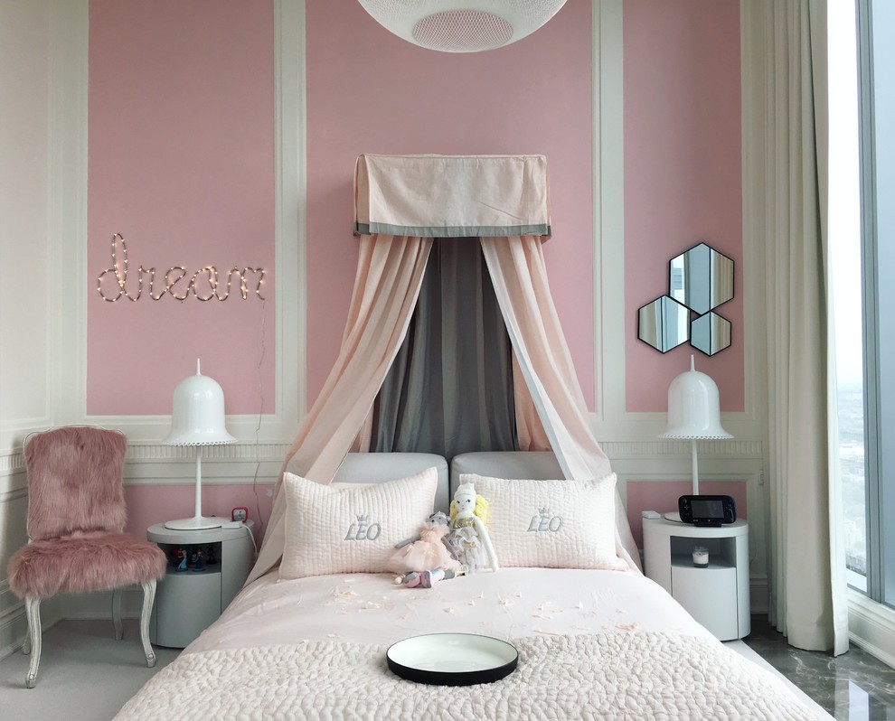 На фото: маленькая спальня в классическом стиле с розовыми стенами и ковровым покрытием без камина для на участке и в саду с