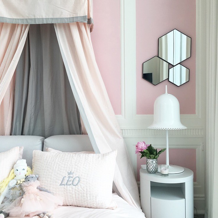 Foto di una piccola camera da letto stile shabby con pareti rosa, moquette e nessun camino
