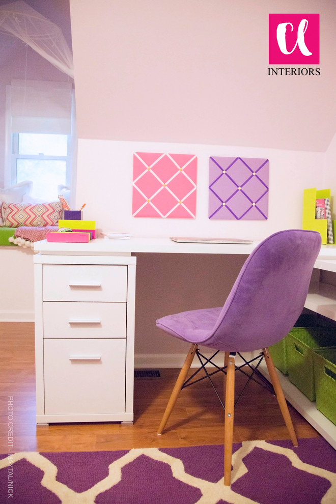 ローリーにある小さなコンテンポラリースタイルのおしゃれな寝室 (紫の壁、淡色無垢フローリング、暖炉なし)
