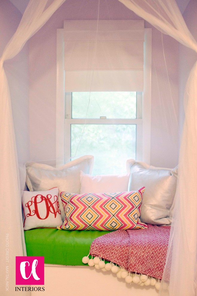 Foto di una piccola camera da letto minimal con pareti viola, parquet chiaro e nessun camino