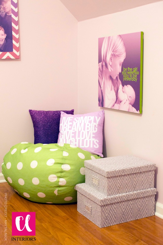 Kleines Modernes Schlafzimmer ohne Kamin mit lila Wandfarbe und hellem Holzboden in Raleigh