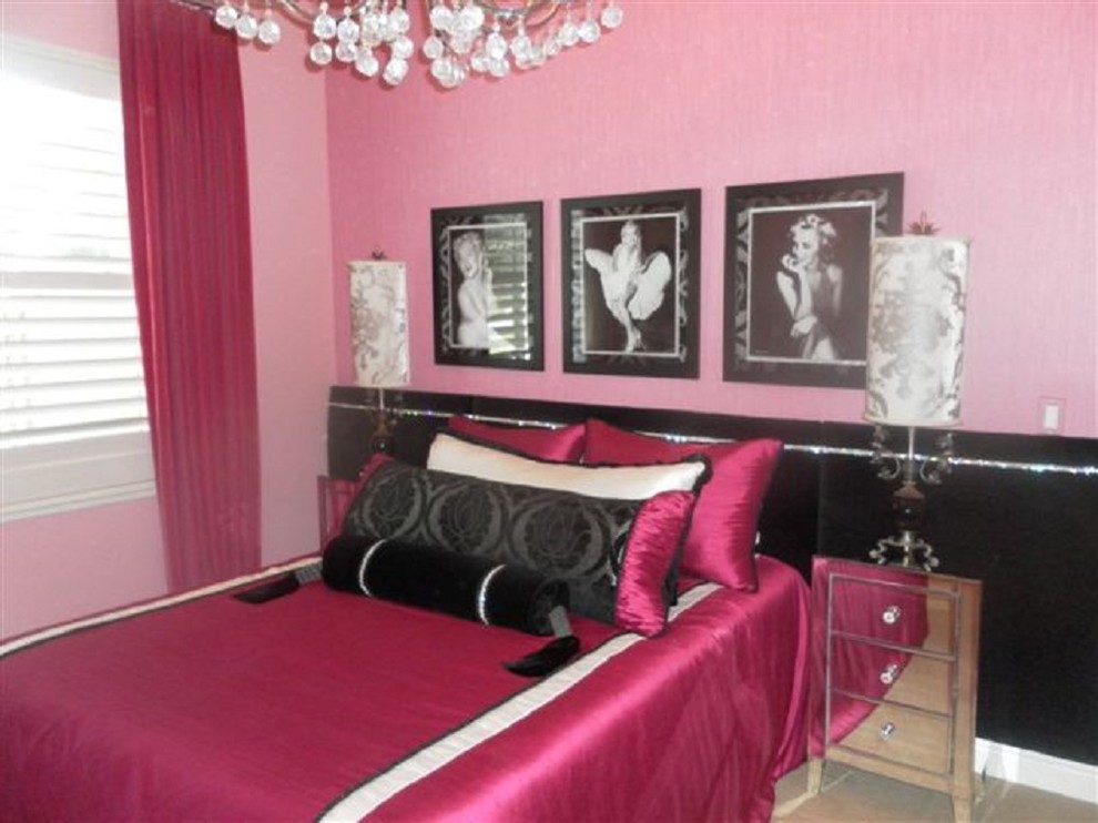 Idee per una camera da letto moderna di medie dimensioni con pareti rosa, moquette e pavimento beige