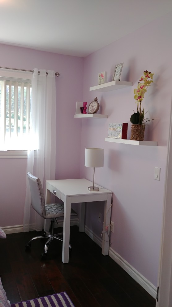 Foto di una piccola camera da letto moderna con pareti viola