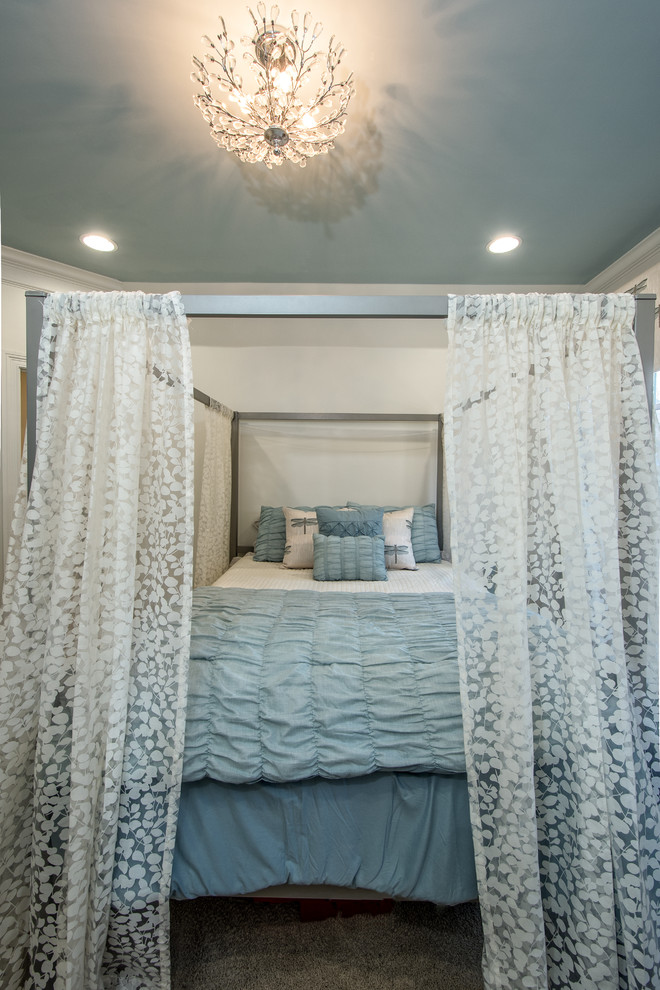 Источник вдохновения для домашнего уюта: большая хозяйская спальня в современном стиле с белыми стенами и ковровым покрытием без камина