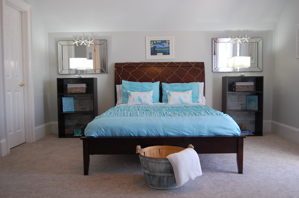 Maritimes Schlafzimmer mit grauer Wandfarbe und Teppichboden in Charleston