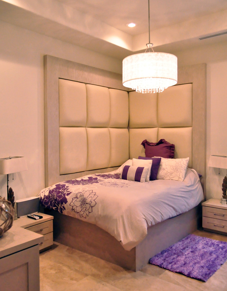 Diseño de dormitorio actual pequeño con paredes beige y suelo de travertino