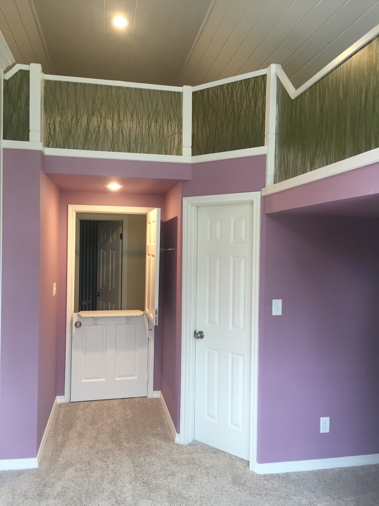 Cette photo montre une chambre mansardée ou avec mezzanine chic de taille moyenne avec un mur violet.