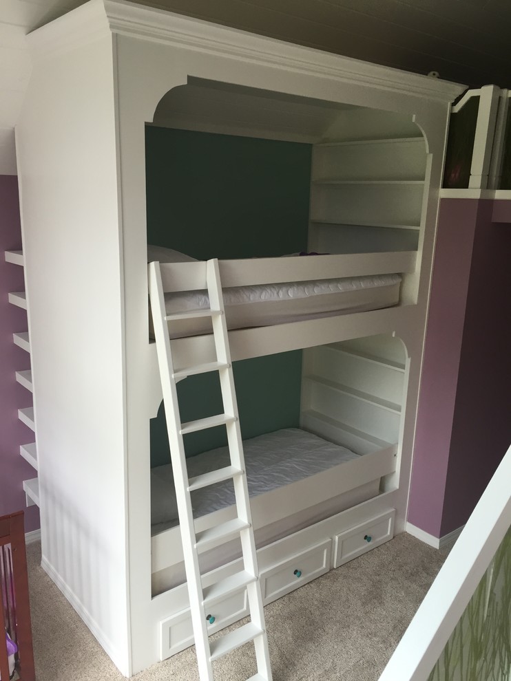 Стильный дизайн: спальня среднего размера на антресоли в классическом стиле с фиолетовыми стенами - последний тренд