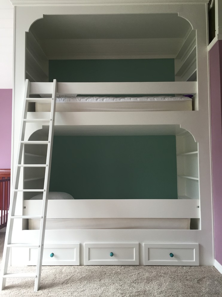 На фото: спальня среднего размера на антресоли в классическом стиле с фиолетовыми стенами с