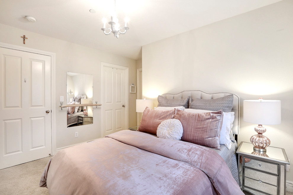 Foto di una piccola camera degli ospiti shabby-chic style con pareti beige e moquette