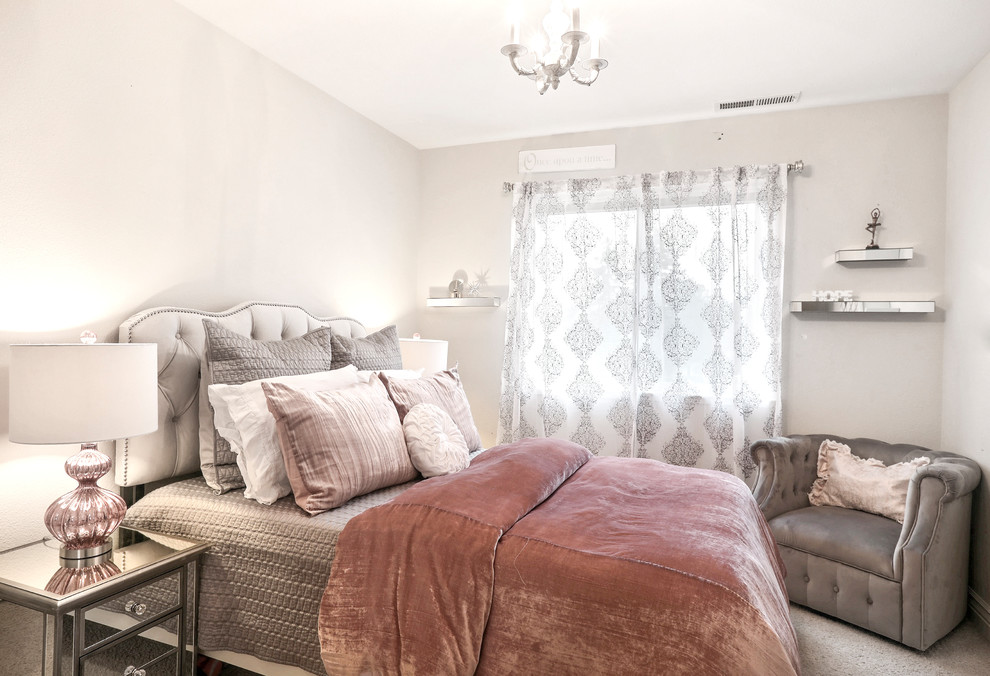 サンフランシスコにある小さなシャビーシック調のおしゃれな客用寝室 (ベージュの壁、カーペット敷き) のレイアウト