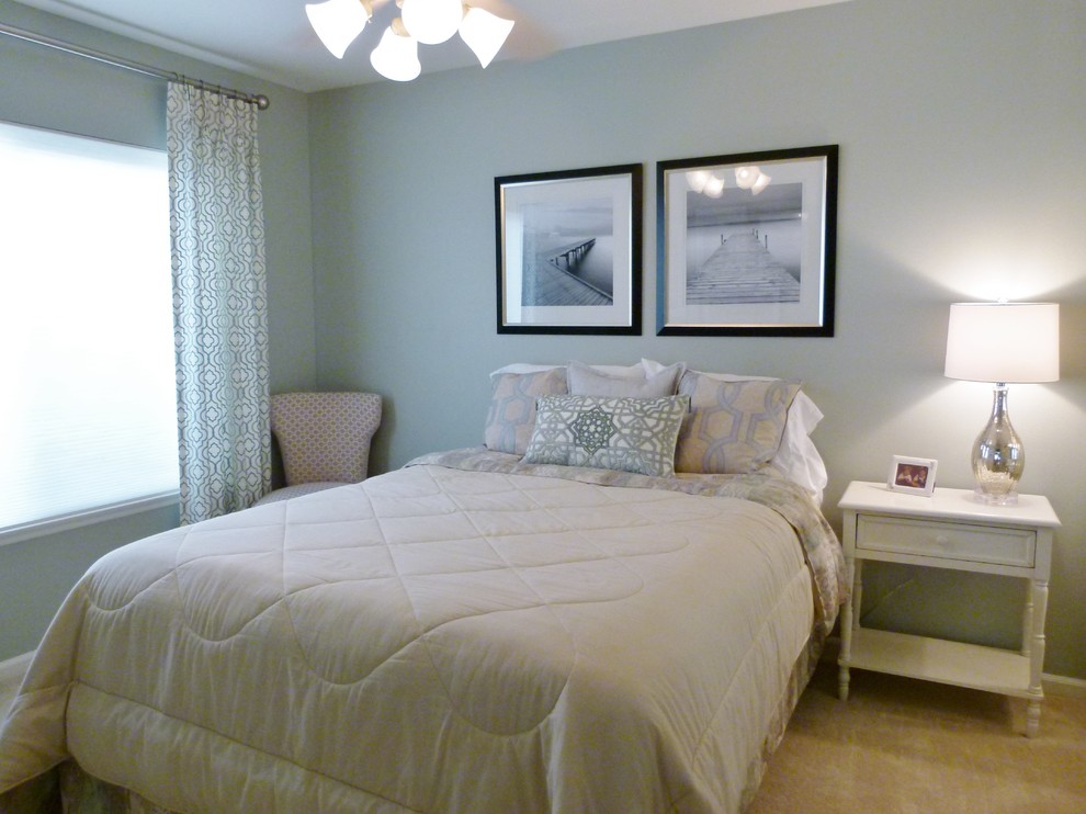 Foto de habitación de invitados tradicional renovada pequeña sin chimenea con paredes azules, moqueta y suelo beige