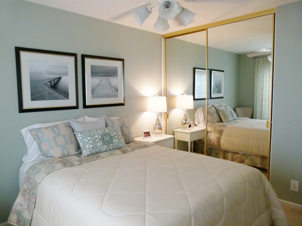Пример оригинального дизайна: маленькая гостевая спальня (комната для гостей) в стиле неоклассика (современная классика) с ковровым покрытием, синими стенами и бежевым полом без камина для на участке и в саду