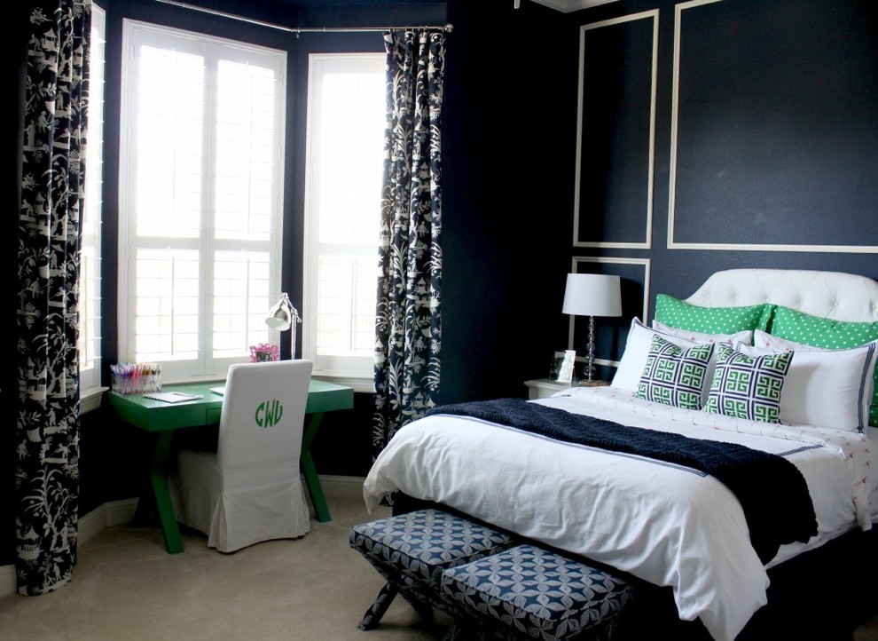 Пример оригинального дизайна: спальня среднего размера в стиле неоклассика (современная классика) с синими стенами и ковровым покрытием