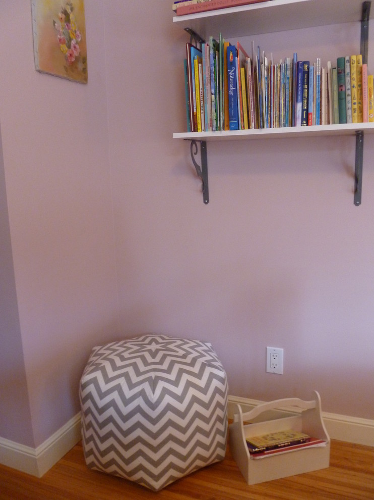 На фото: спальня среднего размера в стиле фьюжн с розовыми стенами и светлым паркетным полом с