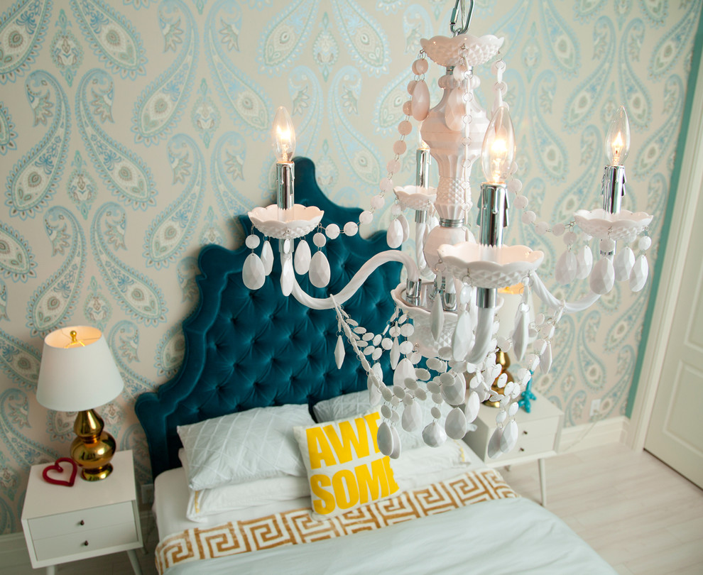 На фото: большая спальня в стиле модернизм с синими стенами и светлым паркетным полом