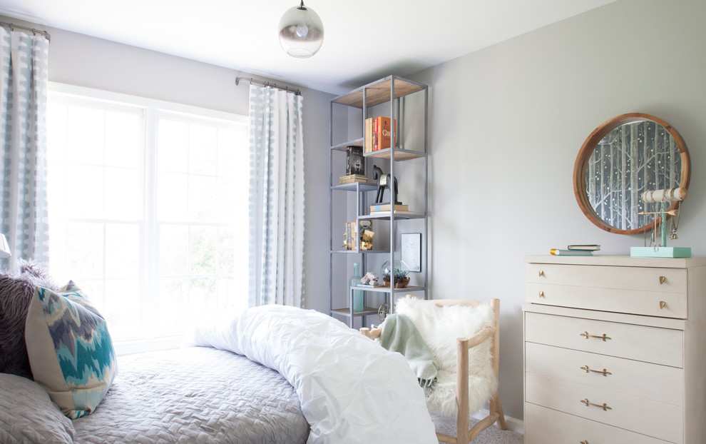 Стильный дизайн: спальня в стиле неоклассика (современная классика) с серыми стенами и ковровым покрытием - последний тренд
