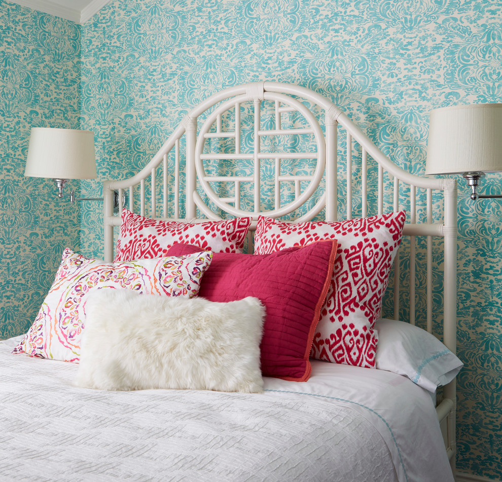 Esempio di una camera da letto classica con pareti blu
