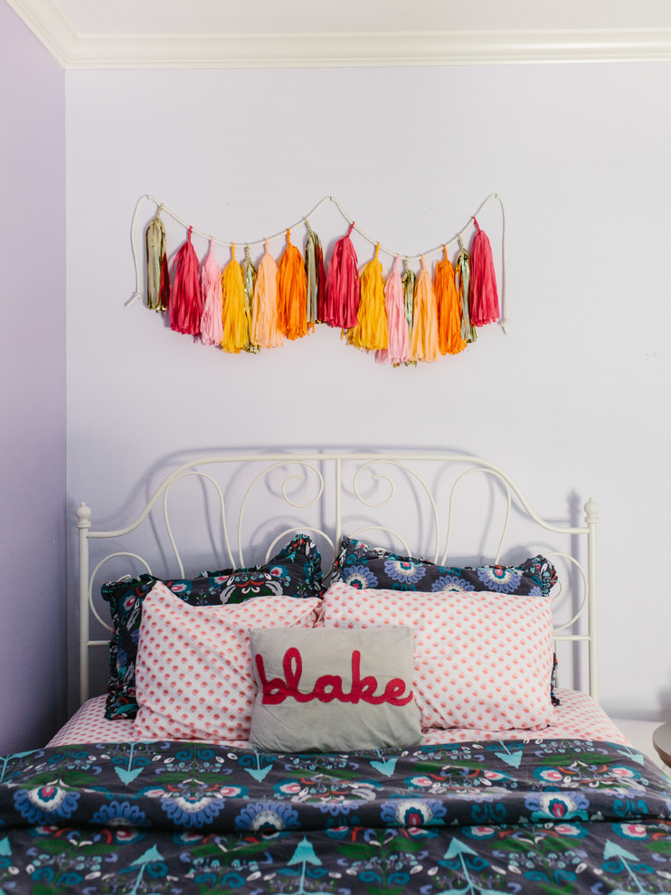 Inspiration för ett mellanstort vintage sovrum, med lila väggar, heltäckningsmatta och beiget golv