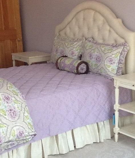 Exemple d'une chambre chic avec un mur violet.