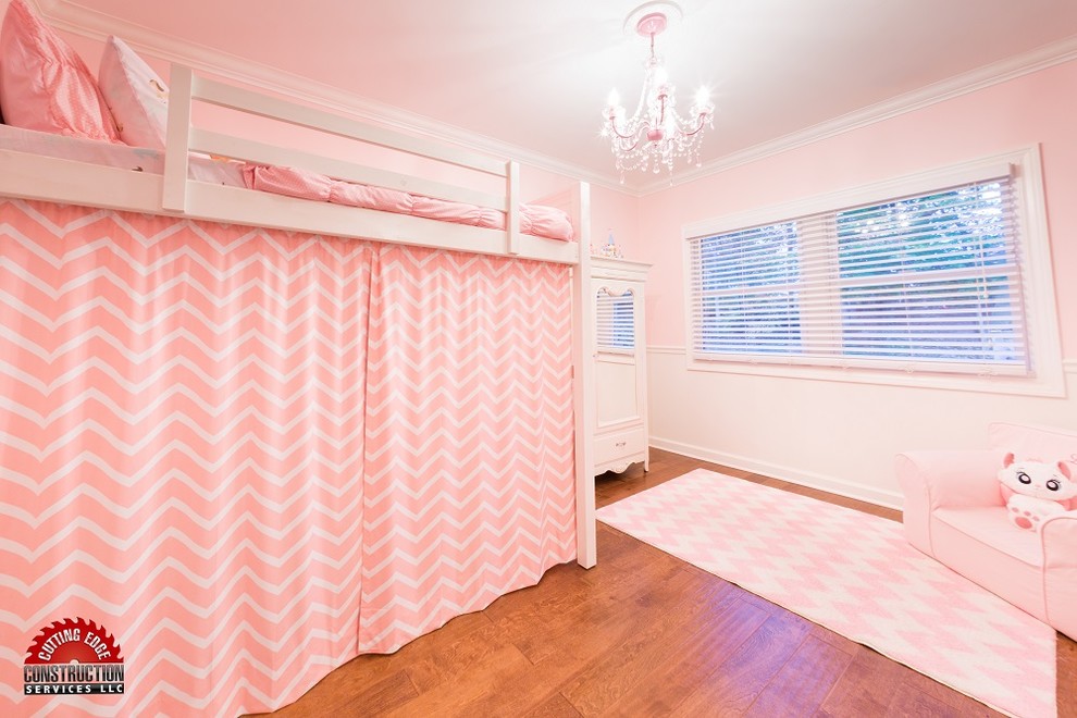 Стильный дизайн: гостевая спальня среднего размера, (комната для гостей) в классическом стиле с розовыми стенами, паркетным полом среднего тона и коричневым полом - последний тренд