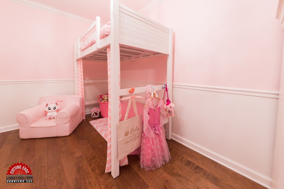 Idee per una camera degli ospiti classica di medie dimensioni con pareti rosa, pavimento in legno massello medio e pavimento marrone