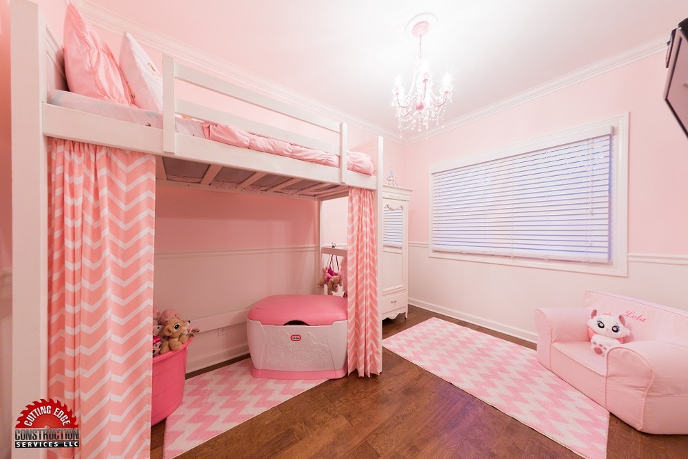 Свежая идея для дизайна: гостевая спальня среднего размера, (комната для гостей) в классическом стиле с розовыми стенами, паркетным полом среднего тона и коричневым полом - отличное фото интерьера