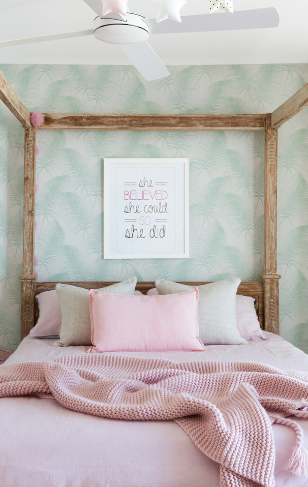 Esempio di un'ampia camera da letto minimal con pareti bianche, moquette e pavimento beige