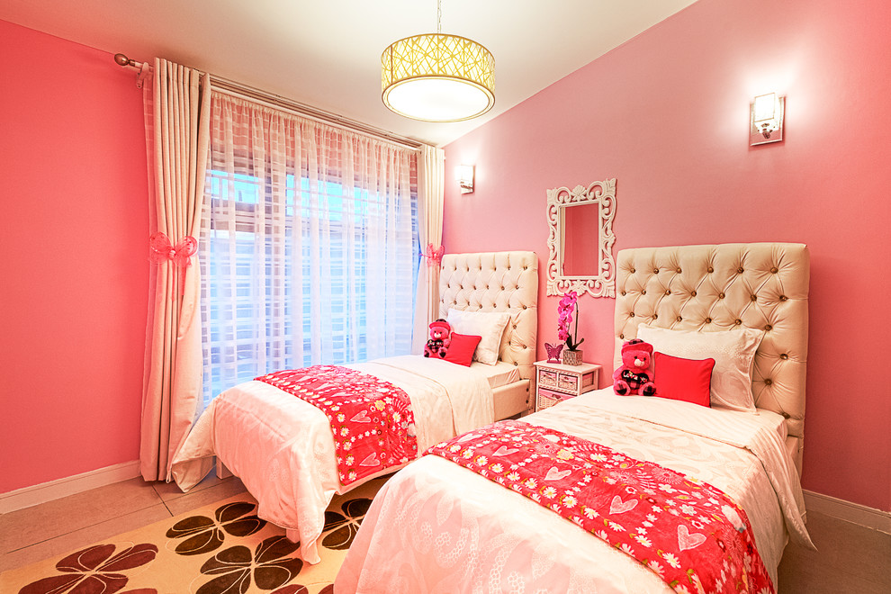 Exemple d'une grande chambre grise et rose tendance avec un mur rose, un sol en carrelage de céramique et un sol gris.