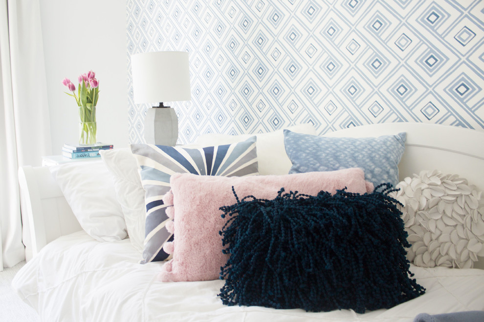 На фото: спальня среднего размера в стиле неоклассика (современная классика) с белыми стенами, ковровым покрытием и серым полом