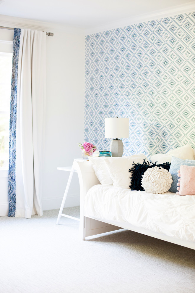 Diseño de dormitorio tradicional renovado de tamaño medio con paredes blancas, moqueta y suelo gris