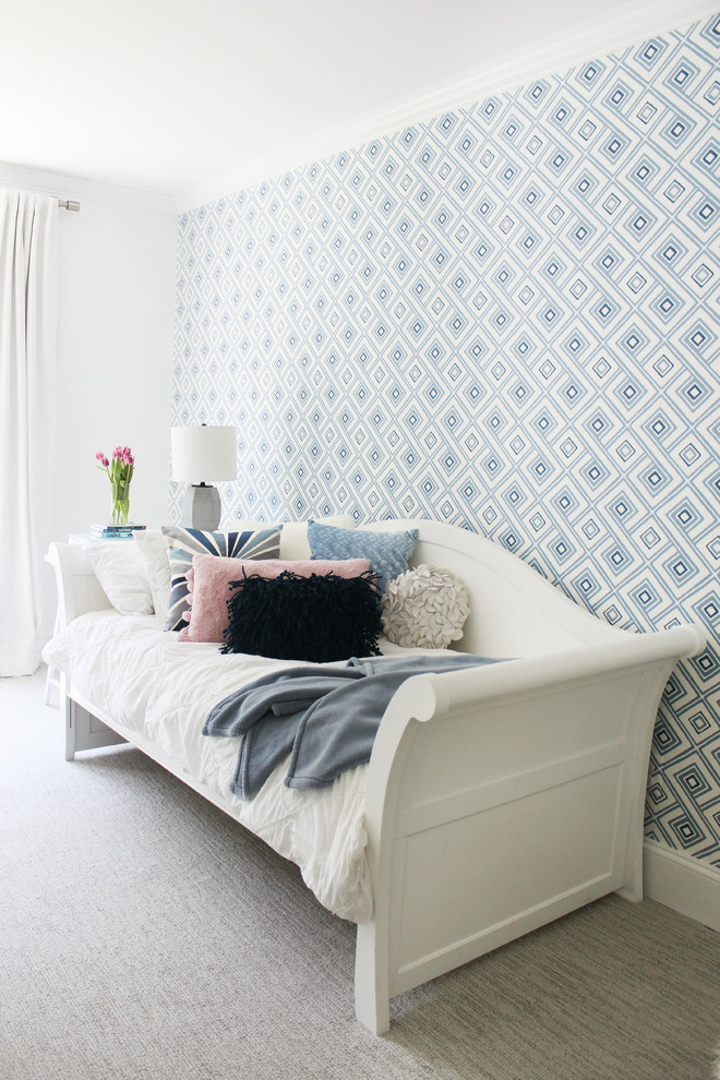 ワシントンD.C.にある中くらいなトランジショナルスタイルのおしゃれな寝室 (白い壁、カーペット敷き、グレーの床) のインテリア