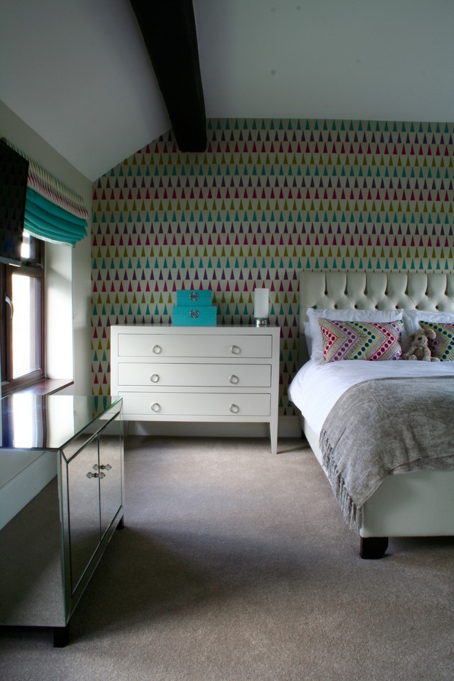 Idéer för ett stort modernt sovrum, med flerfärgade väggar och heltäckningsmatta