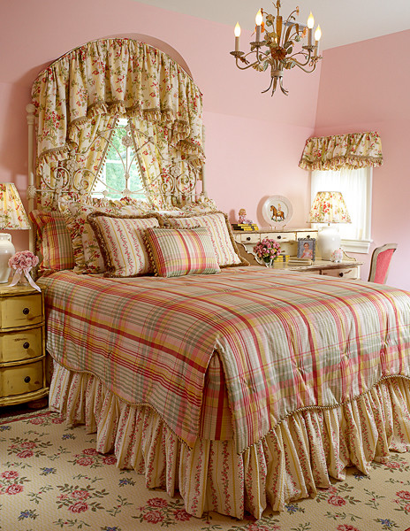 Источник вдохновения для домашнего уюта: гостевая спальня среднего размера, (комната для гостей) в классическом стиле с розовыми стенами и разноцветным полом без камина