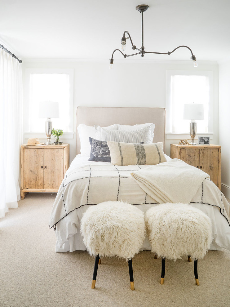 Стильный дизайн: спальня в морском стиле с белыми стенами, ковровым покрытием и бежевым полом без камина - последний тренд